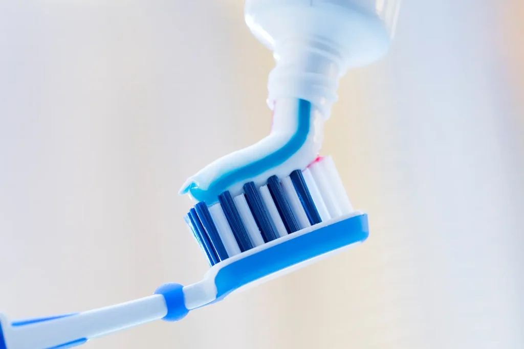 how does whitening toothpaste work